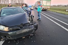 Auto botst achter op bestelbus op N242