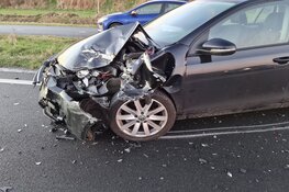 Auto botst achter op bestelbus op N242
