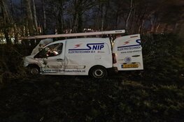 Twee gewonden en veel schade bij ongeval N245