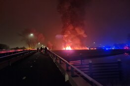 Zeer grote brand legt loodsen lelieteler in de as in Heerhugowaard