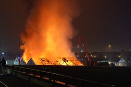 Zeer grote brand legt loodsen lelieteler in de as in Heerhugowaard