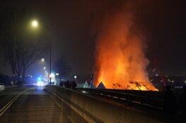 Zeer grote brand legt loodsen lelieteler in de as in Heerhugowaard