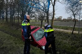 Auto belandt in greppel door harde windvlaag