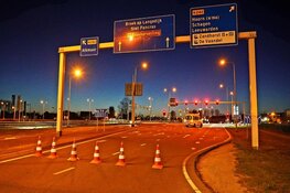 Twee gewonden en veel schade bij ongeval op N242