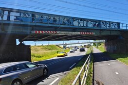 Vrachtwagen met reuze octopus knalt op spoorbrug N242