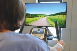 Ouderen fietsen virtuele Tour de France