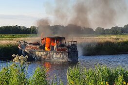 Brandende boot vaart zonder opvarenden