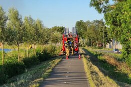 Brandende boot vaart zonder opvarenden