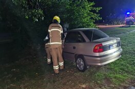 Auto door brand verwoest bij recreatiegebied Geestmerambacht, politie vermoedt brandstichting