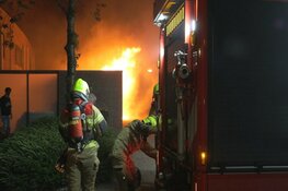 Hoge vlammen bij brand in achtertuin van woning in Heerhugowaard