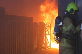 Hoge vlammen bij brand in achtertuin van woning in Heerhugowaard
