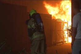 Hoge vlammen bij brand in achtertuin van woning in Heerhugowaard