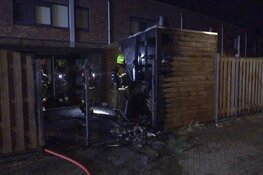 Hoge vlammen bij brand in achtertuin van woning in Heerhugowaard