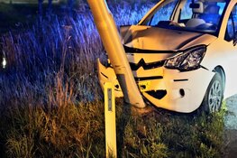 Automobiliste rijdt tegen lantaarnpaal op Provincialeweg