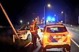 Automobiliste rijdt tegen lantaarnpaal op Provincialeweg