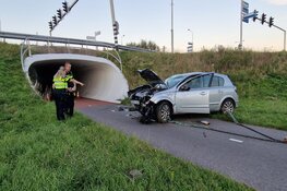 Automobilist vergist zich met busbaan en rijdt talud af