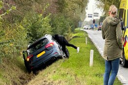 Automobilist belandt in greppel langs Westelijke Randweg in Oudkarspel