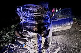 Auto vat vlam tijdens het rijden in Zuid-Scharwoude