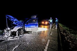 Auto vat vlam tijdens het rijden in Zuid-Scharwoude