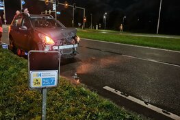 Bestuurder bestelbus op de vlucht na botsing in Oudkarspel