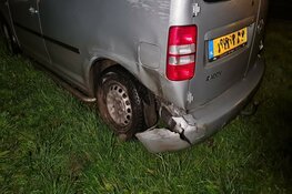 Bestuurder bestelbus op de vlucht na botsing in Oudkarspel