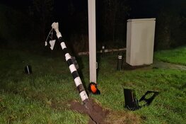 Bestuurder bestelbus op de vlucht na botsing in Oudkarspel