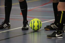 Zaalvoetbal en gezelligheid tijdens 35e editie van Oostwal Kersttoernooi
