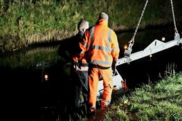Auto rolt te water in Heerhugowaard