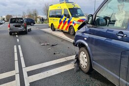 Kopstaartbotsing op N242 tussen auto en bestelbus