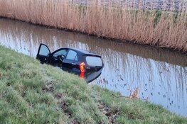 Bestuurder raakt met auto te water in Oudkarspel