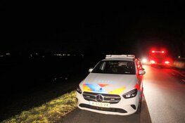 Auto raakt van de weg op Oostdijk en komt net voor sloot tot stilstand