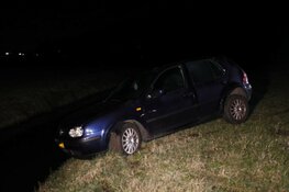 Auto raakt van de weg op Oostdijk en komt net voor sloot tot stilstand