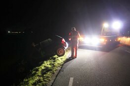 Auto raakt van de weg op Oostdijk en komt net voor sloot tot stilstand