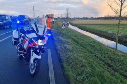 Bestelbus op de kop in de sloot na ongeval op N194