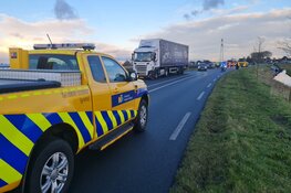 Bestelbus op de kop in de sloot na ongeval op N194