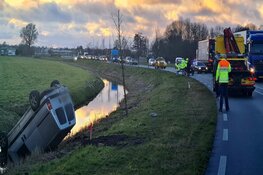 Bestelbus op de kop in de sloot na ongeval op N194