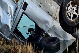 Bestelbus op de kop in de sloot na ongeval op N194