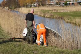 Auto te water langs Nollenweg, bestuurder aangehouden