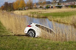 Auto te water langs Nollenweg, bestuurder aangehouden