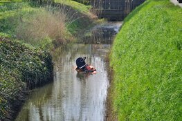 Man overlijdt na val in water met grasmaaier