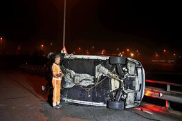 Auto crasht op N242, bestuurder mogelijk onder invloed