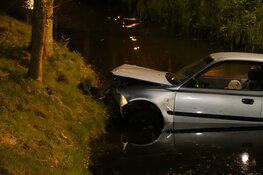 Auto te water op Verlaat, bestuurder naar ziekenhuis