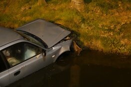 Auto te water op Verlaat, bestuurder naar ziekenhuis
