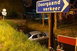 Auto te water op Verlaat, bestuurder naar ziekenhuis