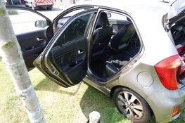 Auto rolt te water in Zuid-Scharwoude