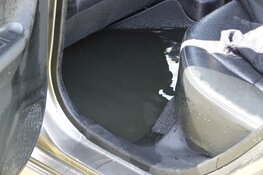 Auto rolt te water in Zuid-Scharwoude