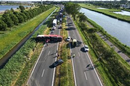 Vrachtwagen kantelt bij ongeval en verspert N242