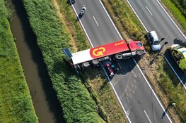 Vrachtwagen kantelt bij ongeval en verspert N242