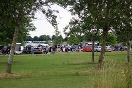 Gezellige drukte bij kofferbakmarkt Strand van Luna