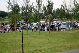 Gezellige drukte bij kofferbakmarkt Strand van Luna